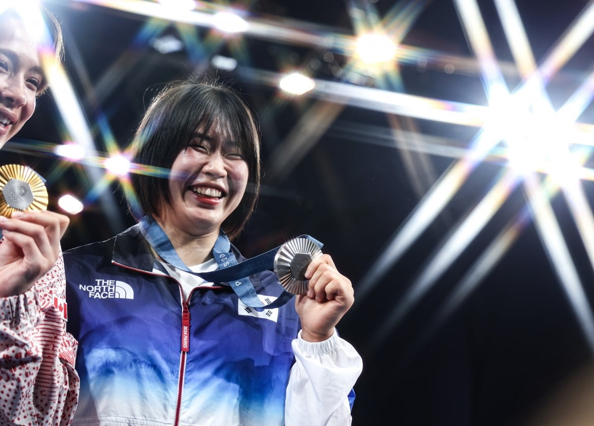骑士大胜黄蜂！小莫布利全场23中16砍生涯新高41分&首节轰23分