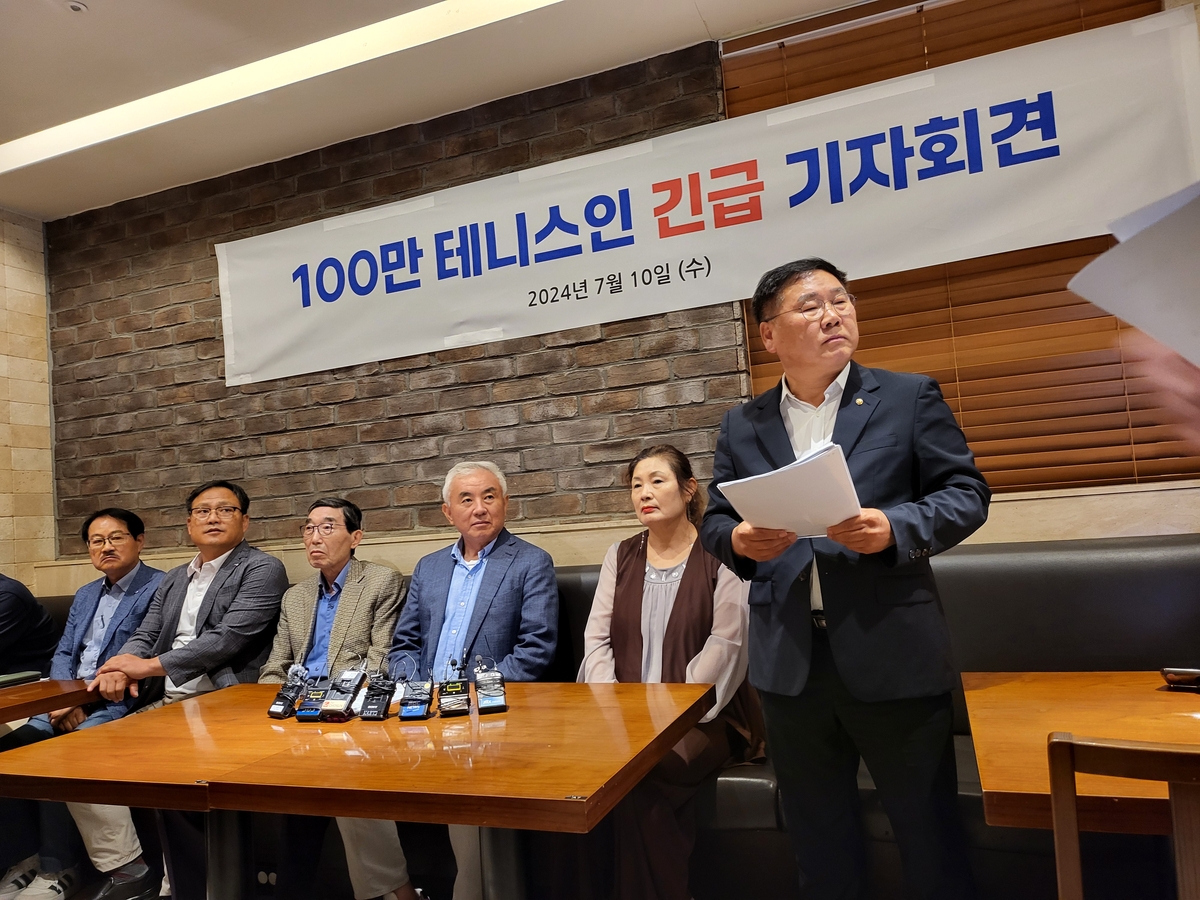 世体：诺坎普工地现场出现冲突事件，20名工人持木棒互殴