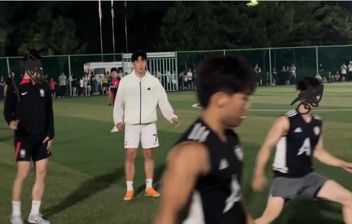 阿森纳官方：卡拉菲奥里和加布里埃尔因伤无缘出战曼联