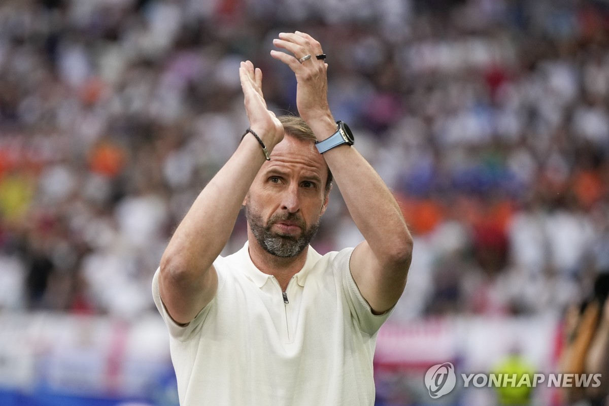 西甲-巴萨3-0阿拉维斯 莱万戴帽，联赛9场10球，费兰伤退